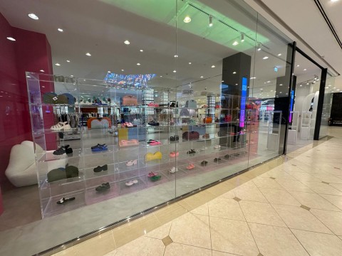 acrylic product display stands tables and shelves